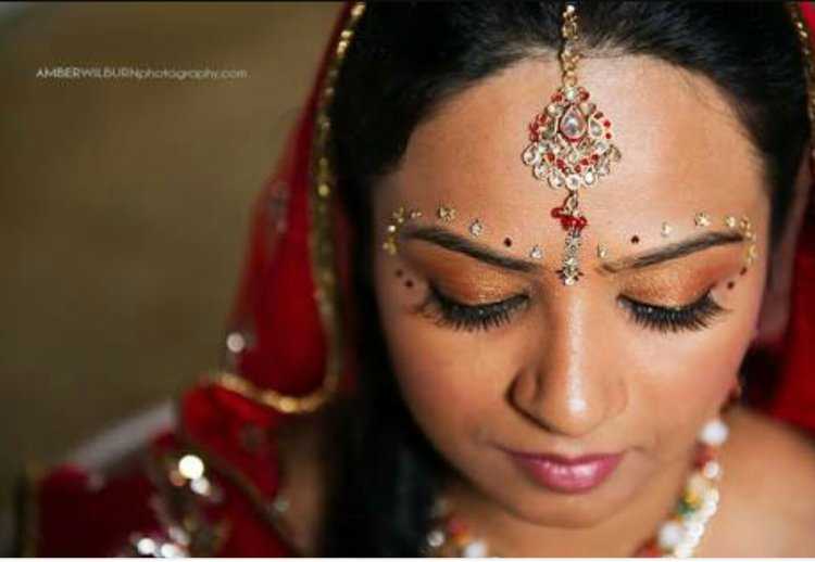 Индия точка на лбу