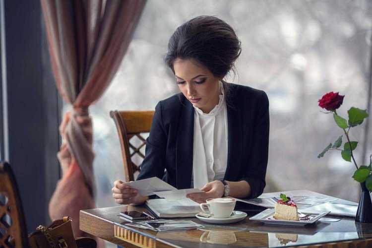 Красивая элегантная женщина