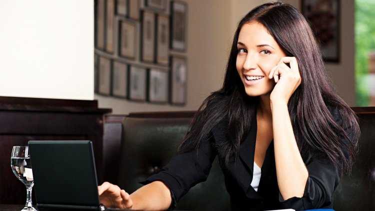 Офис менеджер брюнетка