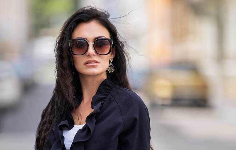 Женщина в черных очках