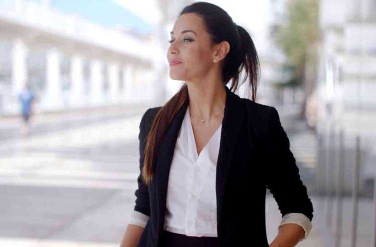 Уверенная в себе женщина