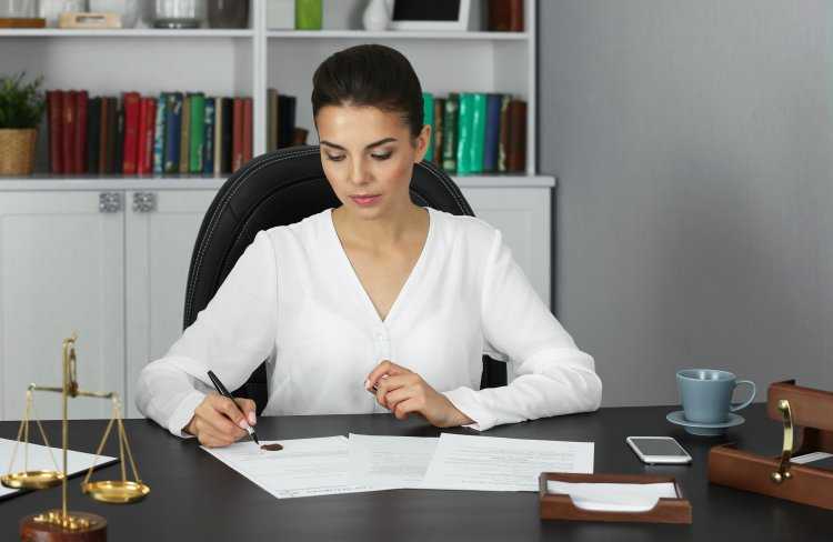 Женщина юрист