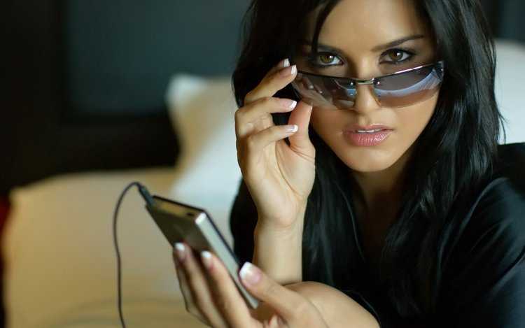 Sunny Leone в темных очках