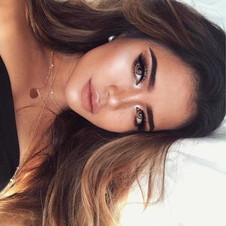 Русая девушка с карими глазами