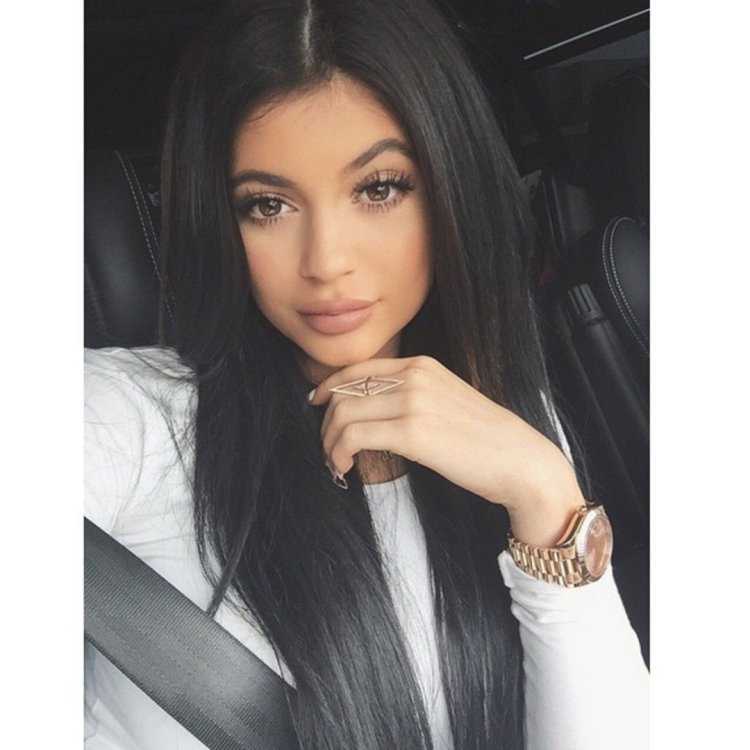 Кайли Дженнер с черными волосами