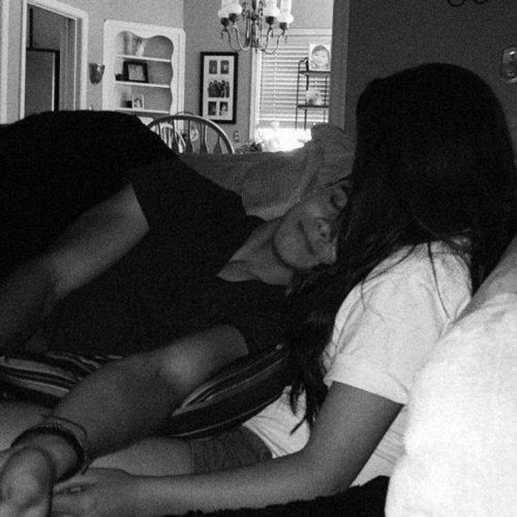 Девушка с темными волосами с парнем