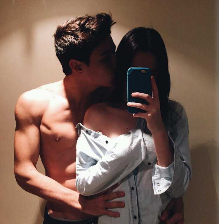 Парень с девушкой селфи