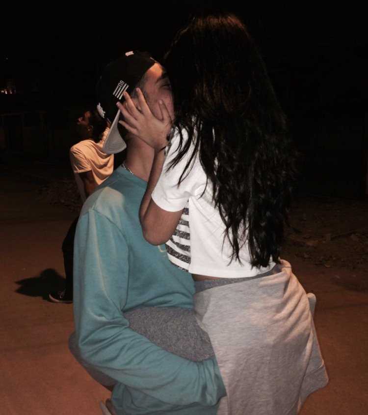 Девушка с черными волосами с парнем