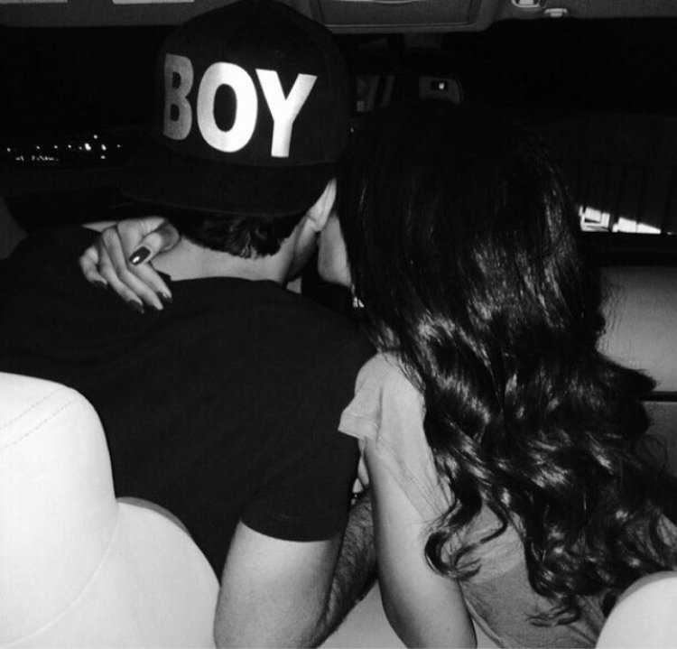 Брюнет и брюнетка со спины