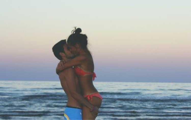 Девушка брюнетка с парнем на море