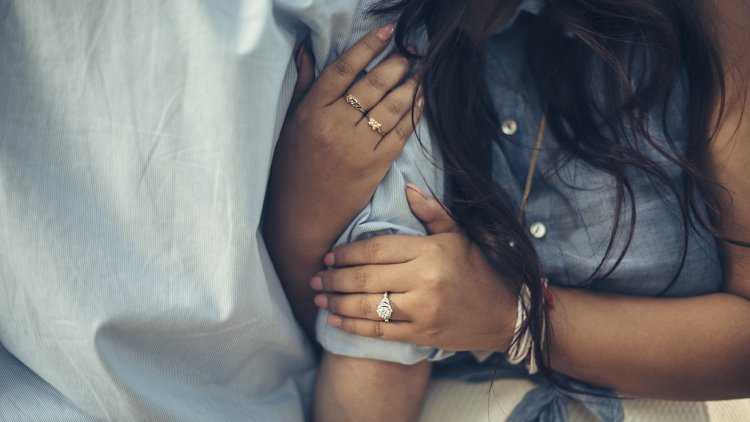 Девушка обнимает руку парня