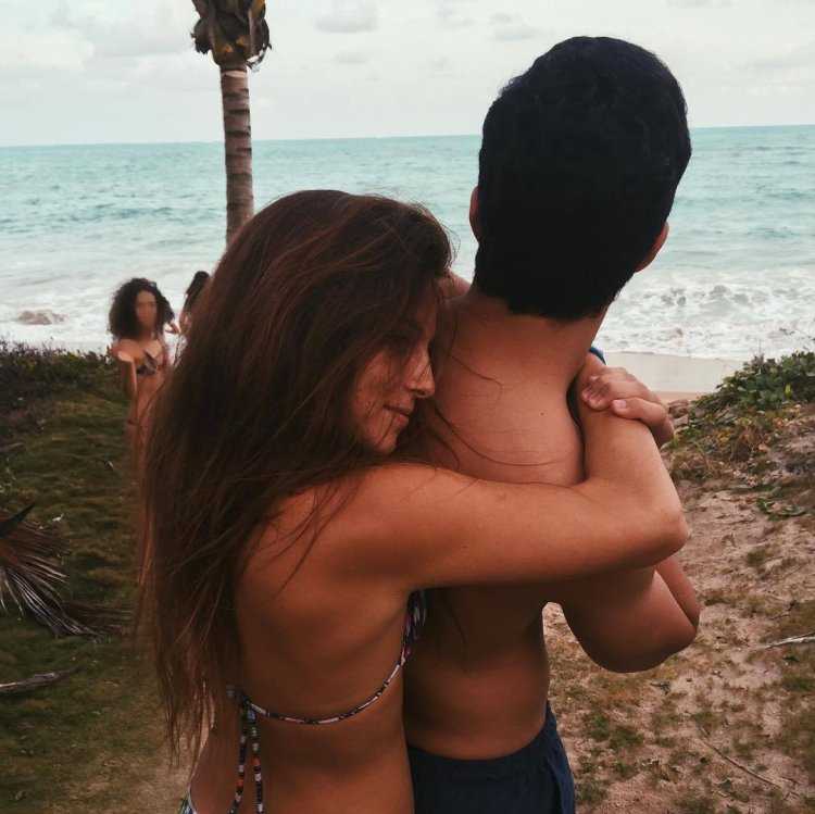 Парень и девушка обнимаются на море