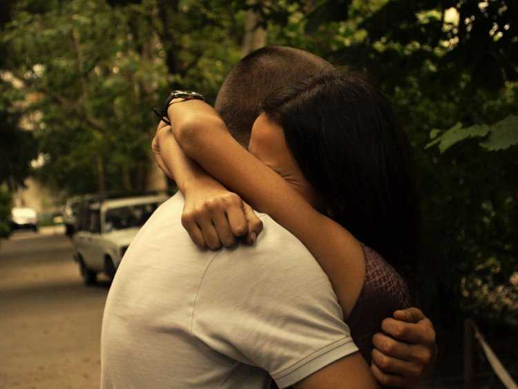 Парень и девушка обнимаются