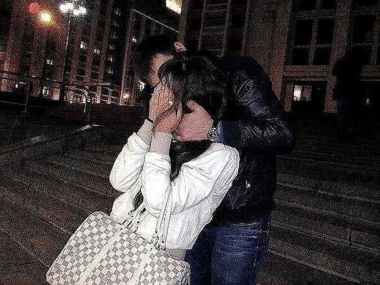 Брюнетка с парнем со спины