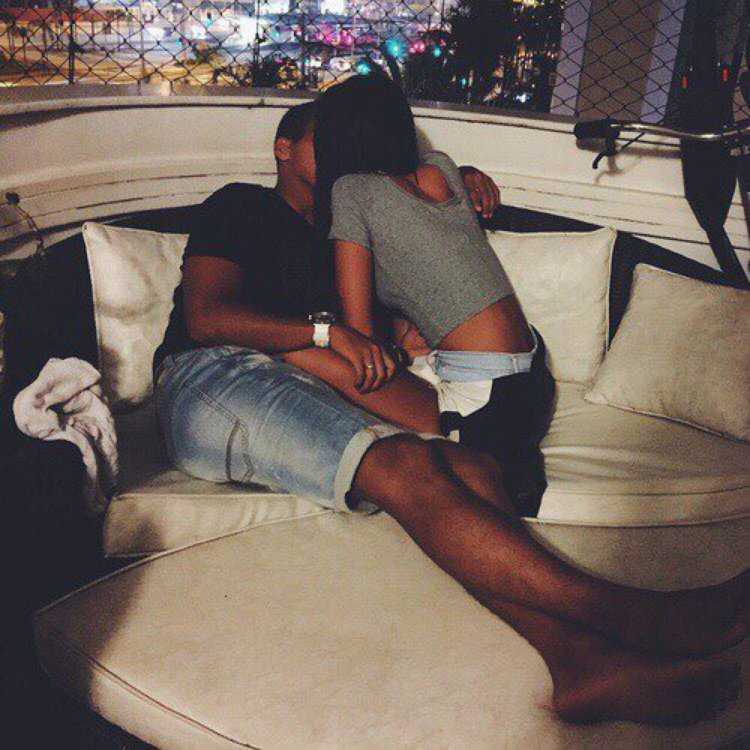 Девушка брюнетка с парнем