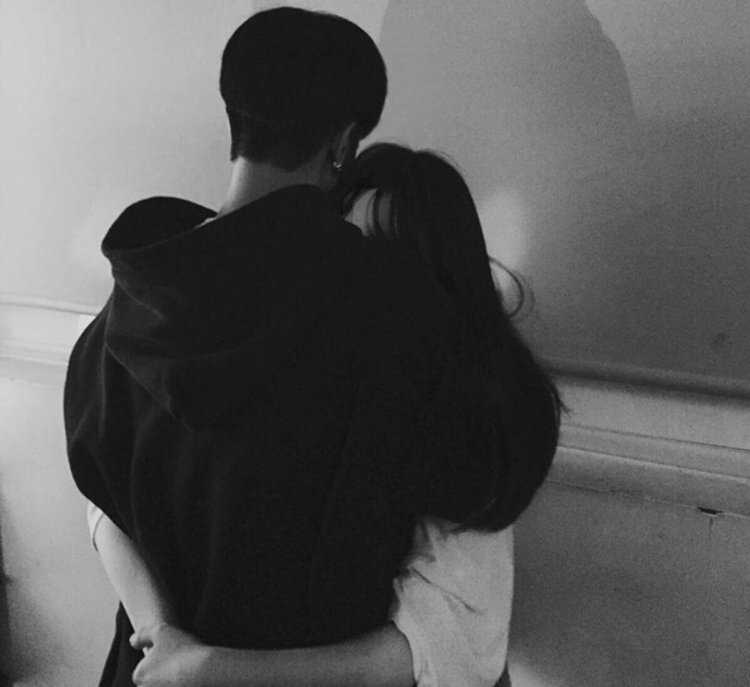 Объятия девушки и парня без лица