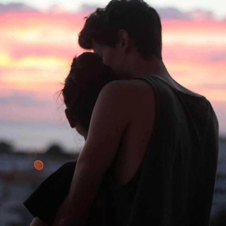 Обнимает девушку сзади