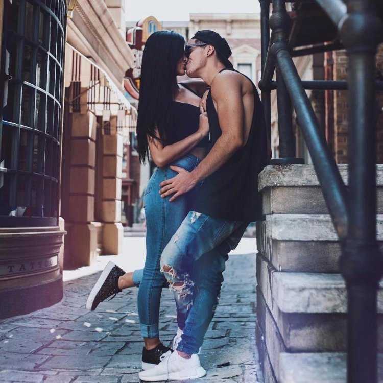 Красивая брюнетка с мужчиной