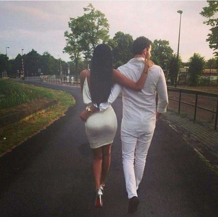 Брюнетка с парнем со спины