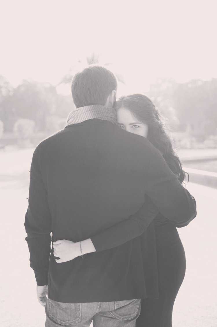 Девушка со спины брюнетка с мужчиной