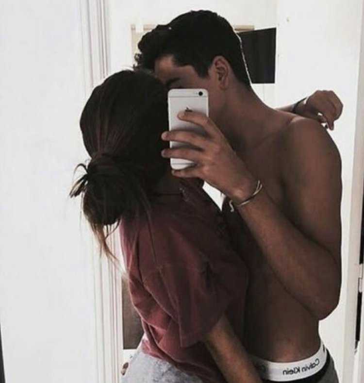 Парень с девушкой в зеркале