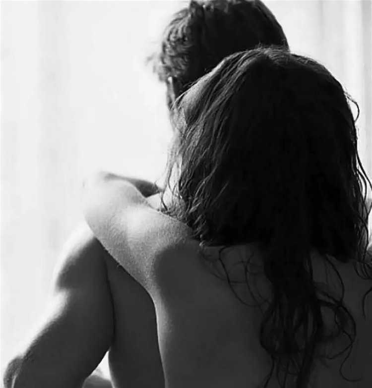 Девушка брюнетка с мужчиной со спины67