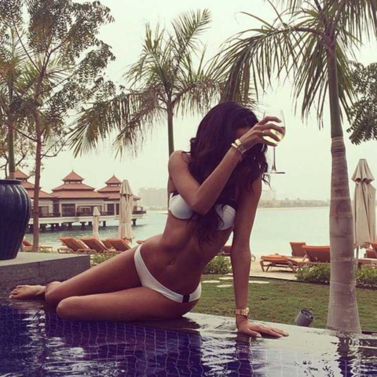 Брюнетка с длинными волосами в бассейне