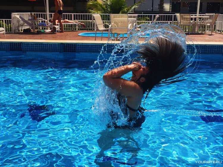 Девушка брюнетка в бассейне