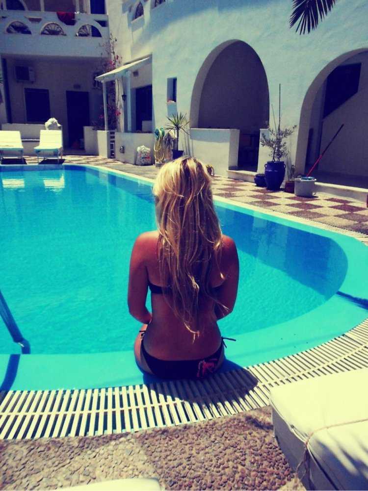 Девушка в бассейне со спины