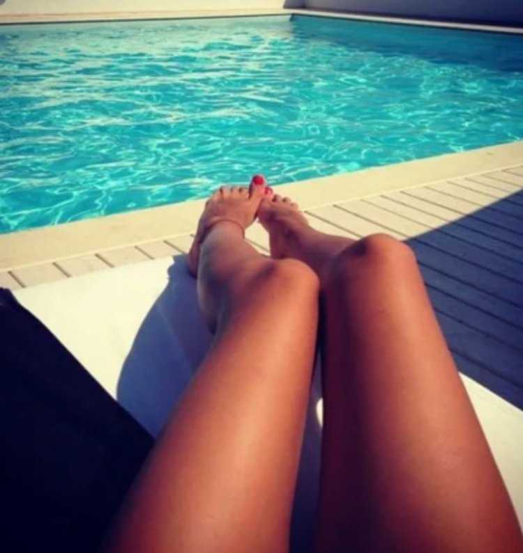 Девушка брюнетка со спины в бассейне63