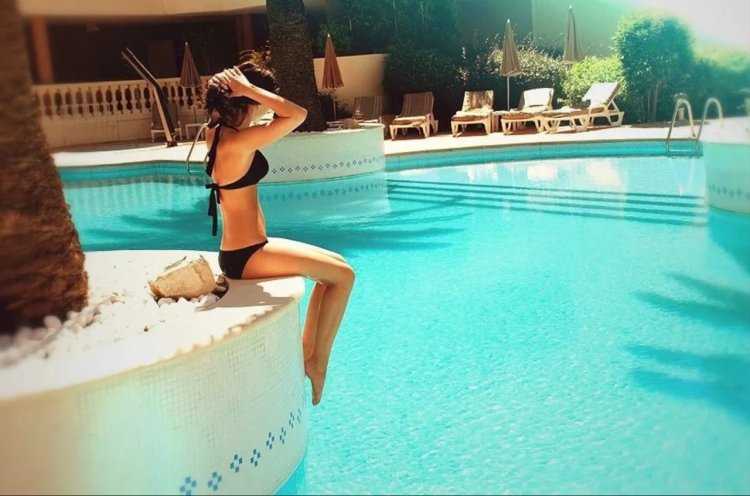 Шатенка у бассейна