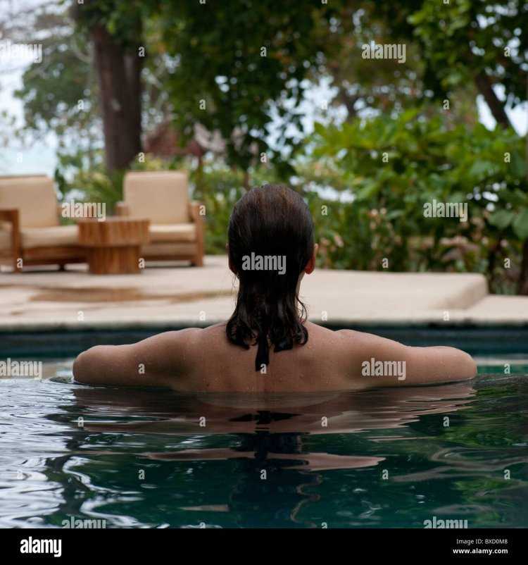 Девушка в бассейне вид сзади