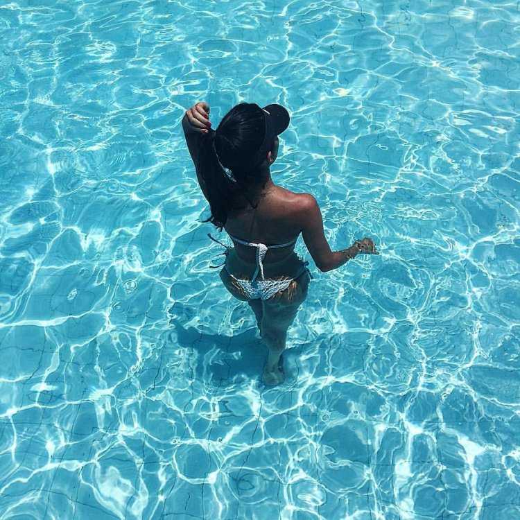 Девушка брюнетка в бассейне