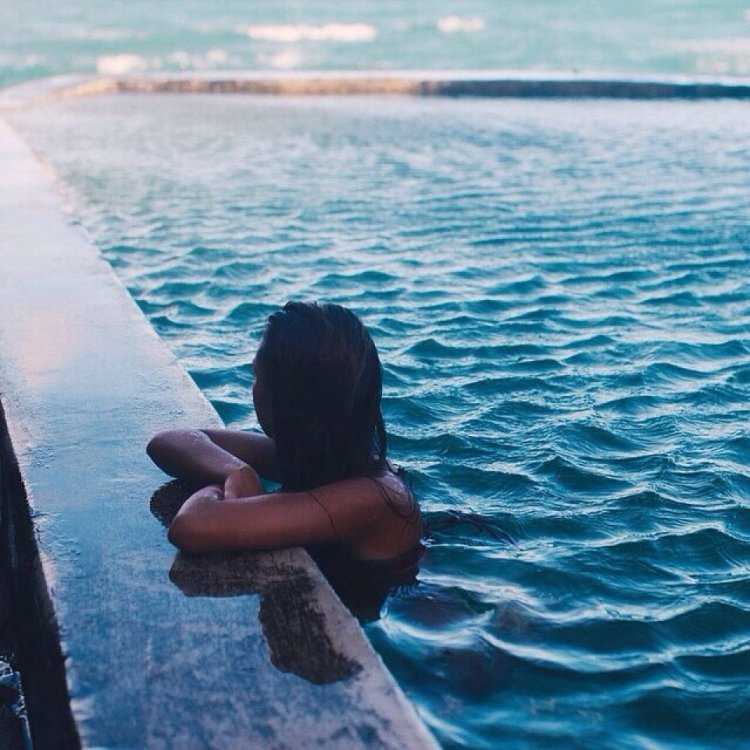 Брюнетка на море