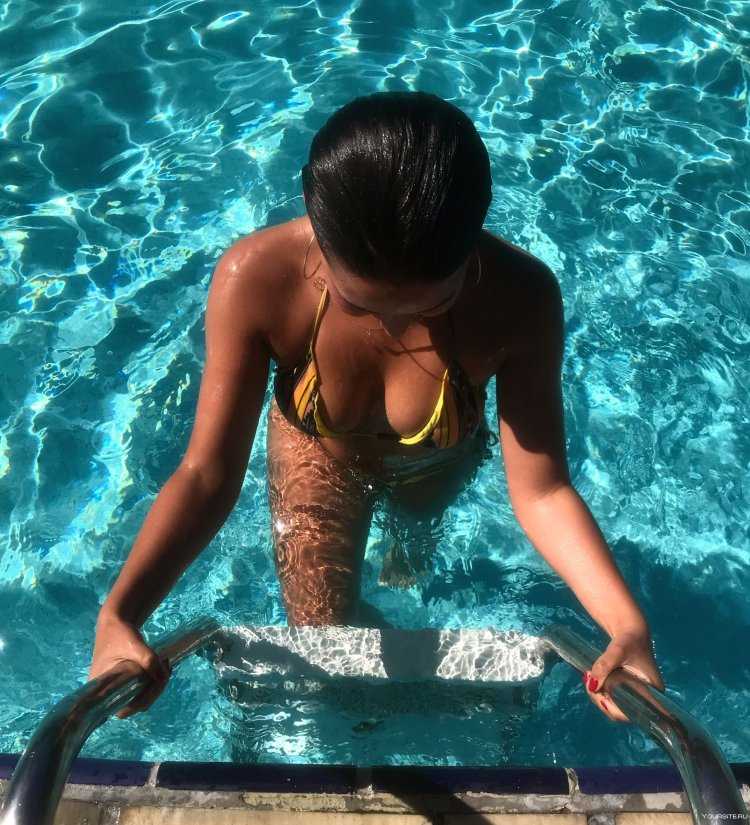 Красивые девушки в бассен