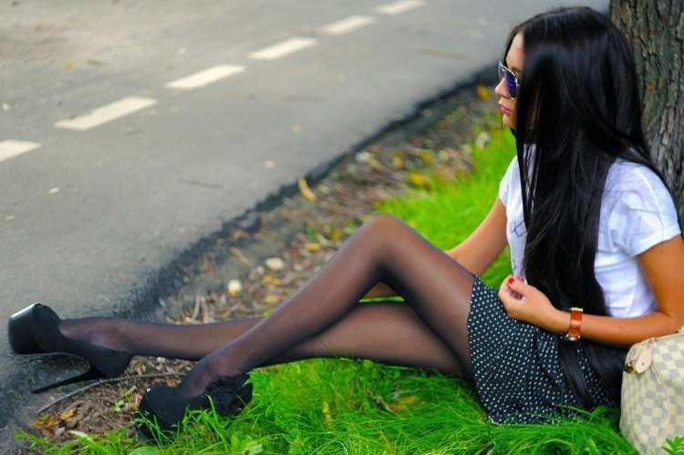 Девушки в колготках на улице