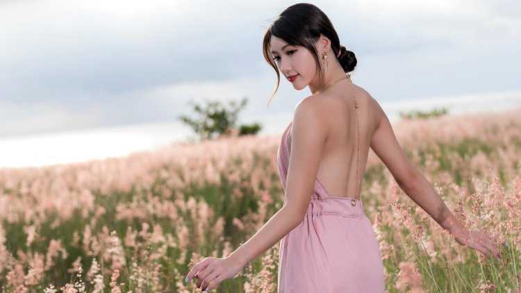 Девушка азиатка на природе