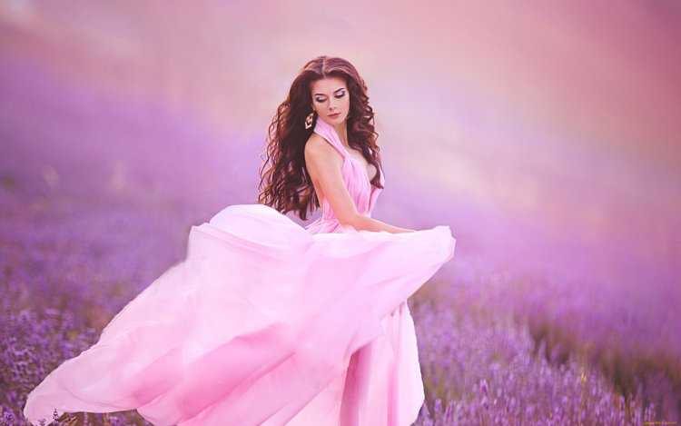 Девушка в розовом платье
