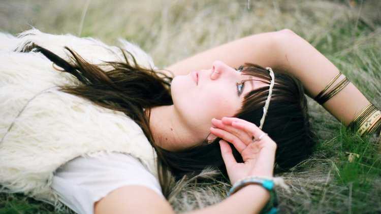 Девочка и трава брюнетка