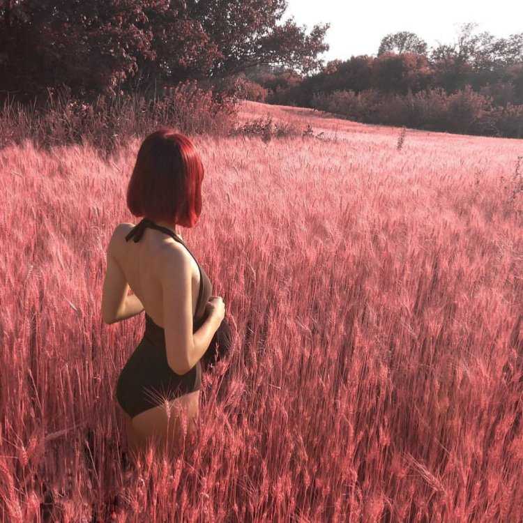 Рыжая девушка с каре со спины