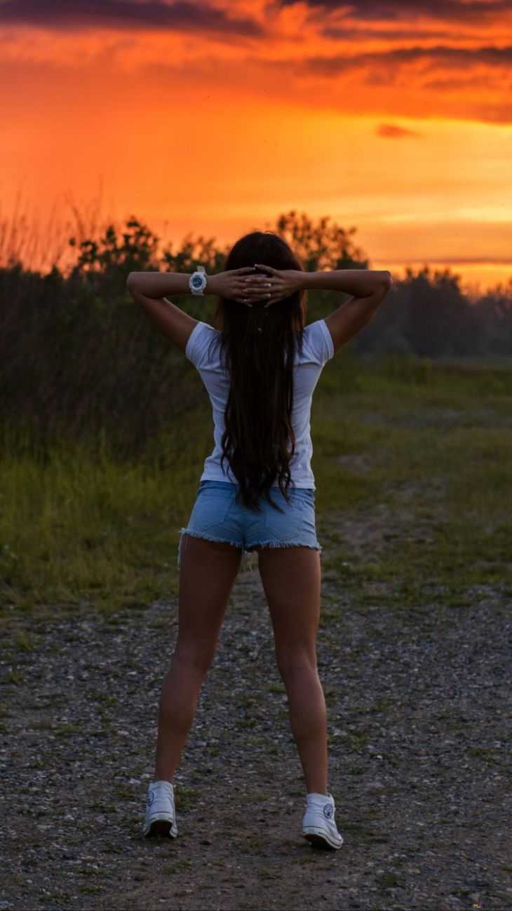 Девушка брюнетка в траве38