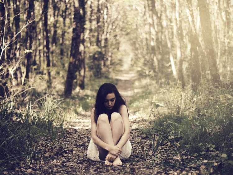 Темноволосая девушка в лесу