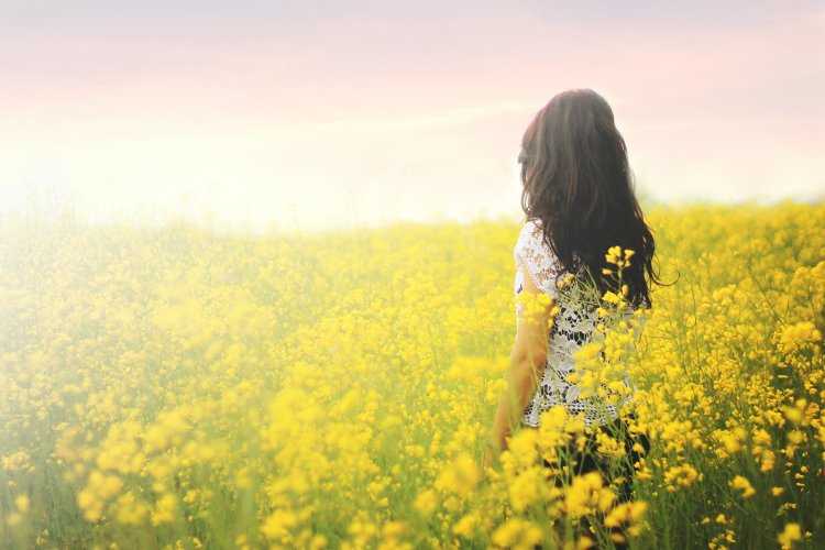 Девушка в цветах со спины