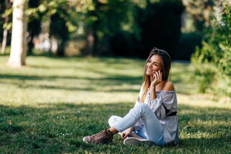 Девочка сидит на траве