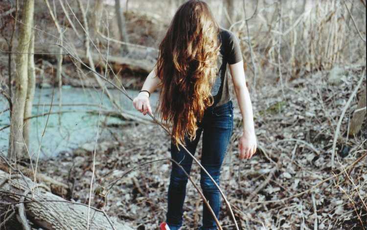 Девушка с длинными волосами в лесу