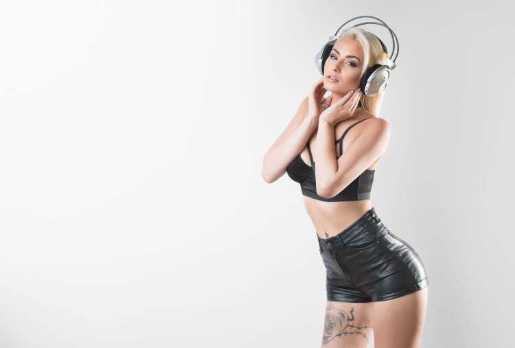 Девушка в наушниках