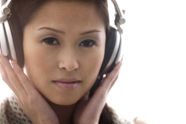 Азиатская девушка диджей