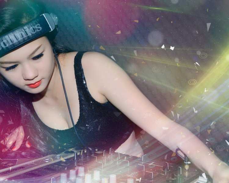 Девушка диджей азиатской внешности15