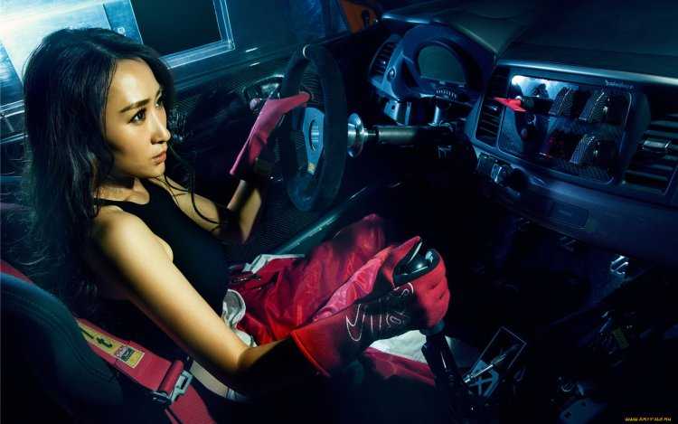 Азиат в машине