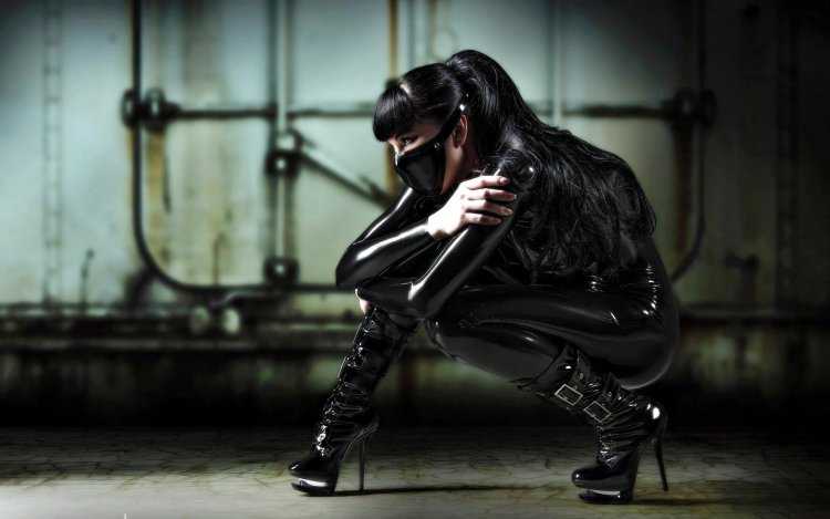 Прелестные дамы в сексуальном латексе